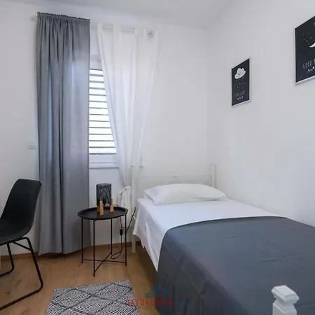 Dora - Apt 3 